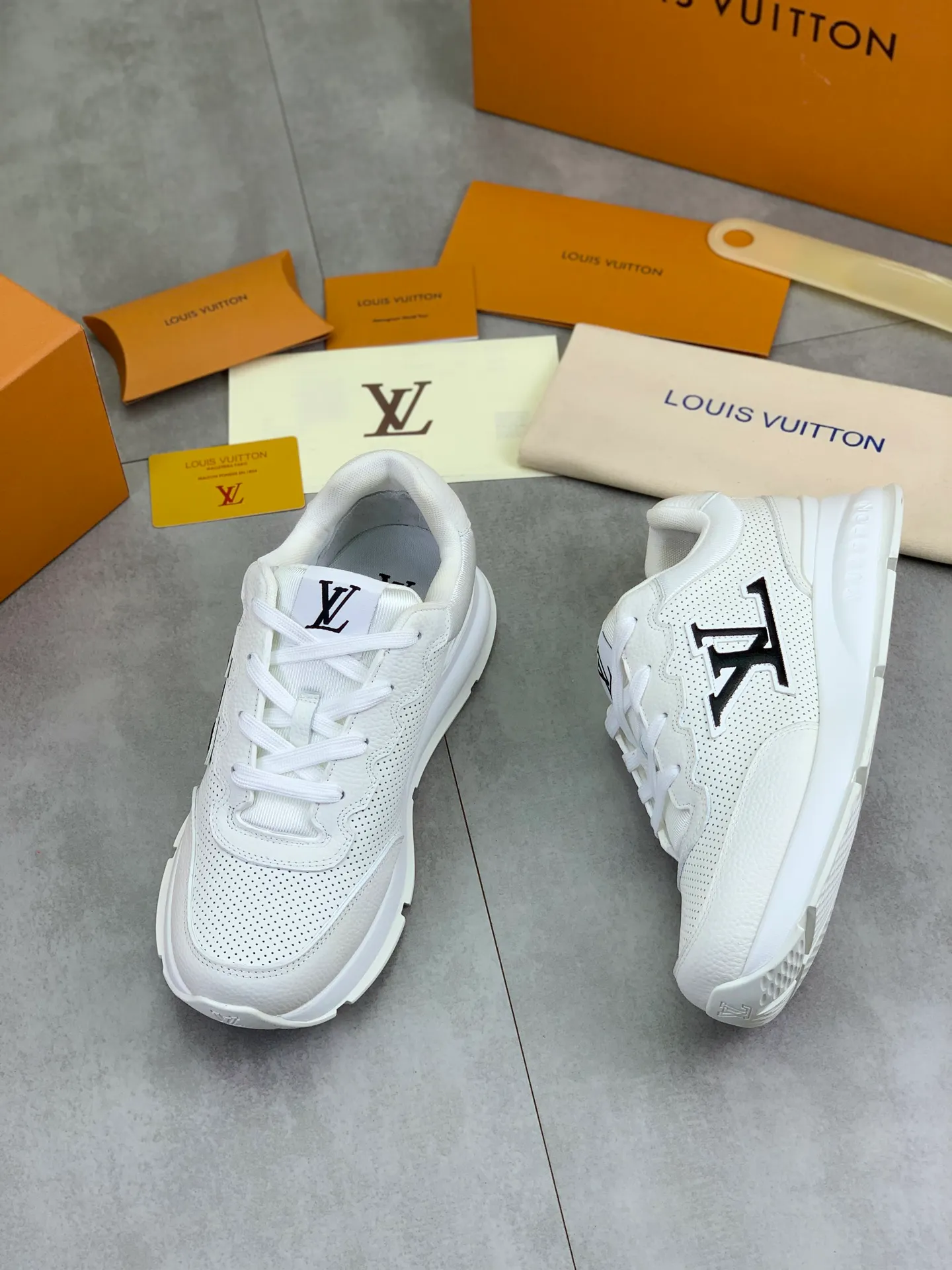 Factory price P700 💶 Top version [LOUIS VUITTON] Couple 🧑‍🤝‍🧑 Craftsman style Counter series (original order) New style 🍀LV Louis Vuitton - top version LV classic high-top trendy shoes! Made of imported original craft calfskin, original breathable lining, and original wear-resistant, lightweight, high-end TPU outsole! High quality products! 3️⃣ colors available, code numbers: female 35-39, male 39-44 (female 40, male 45 46 customized)
